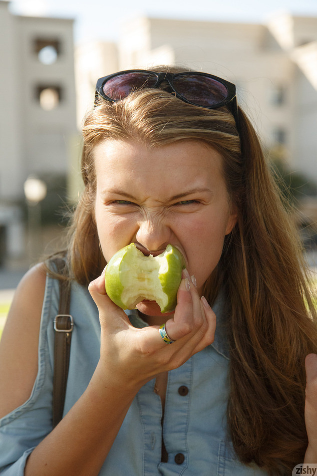 Tatiana Penskaya Likes Them Apples